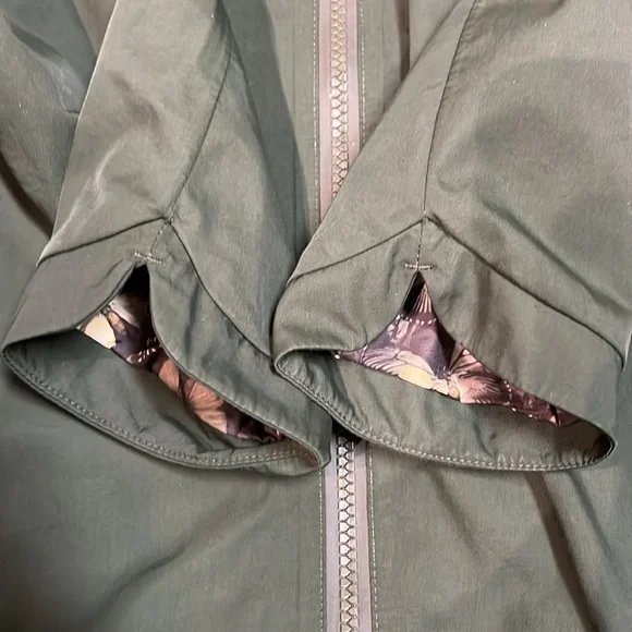 VGUC Lululemon Definitely Raining Jacket (US 6) - Gator Green - Picture 5 of 16